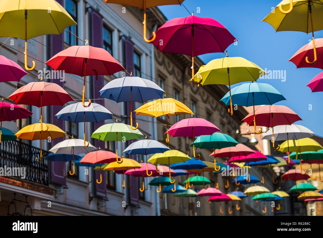 Bunte Regenschirme Stockfotos und -bilder Kaufen - Alamy