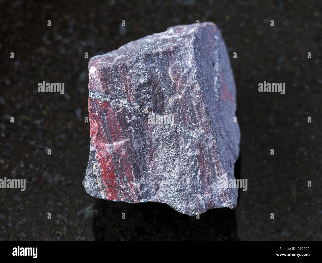 Grobe jaspilite (eisenhaltiges Quarzit) auf dunklen Stockfoto