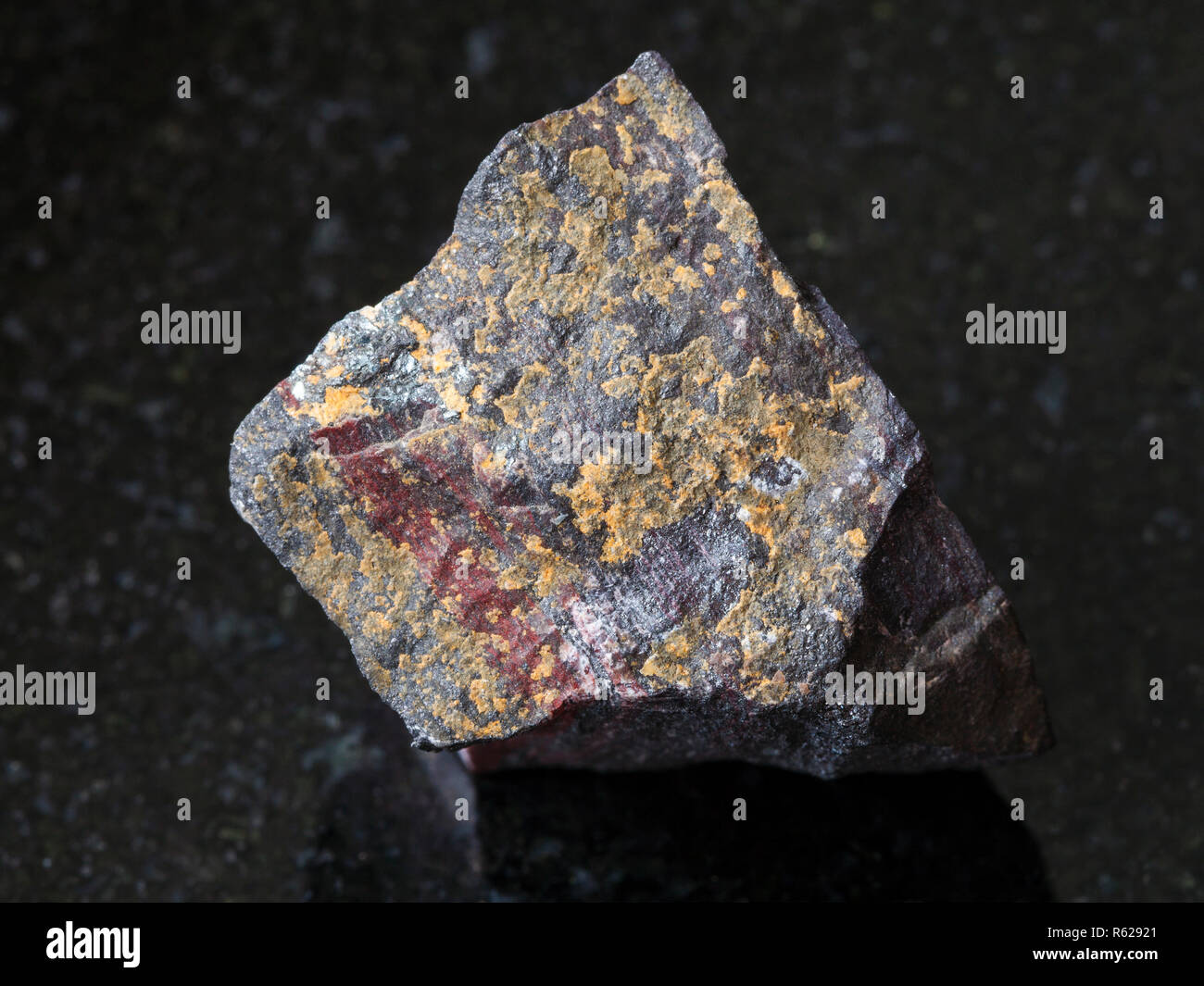 Jaspilite (eisenhaltiges Quarzit) Stein auf dunklen Stockfoto