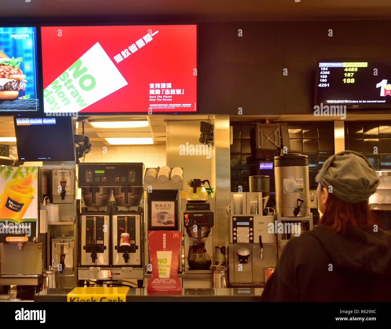 Ein Kunde sieht sich das Display „NO Straw Monday“ in einem McDonald's Restaurant in Hongkong an Stockfoto