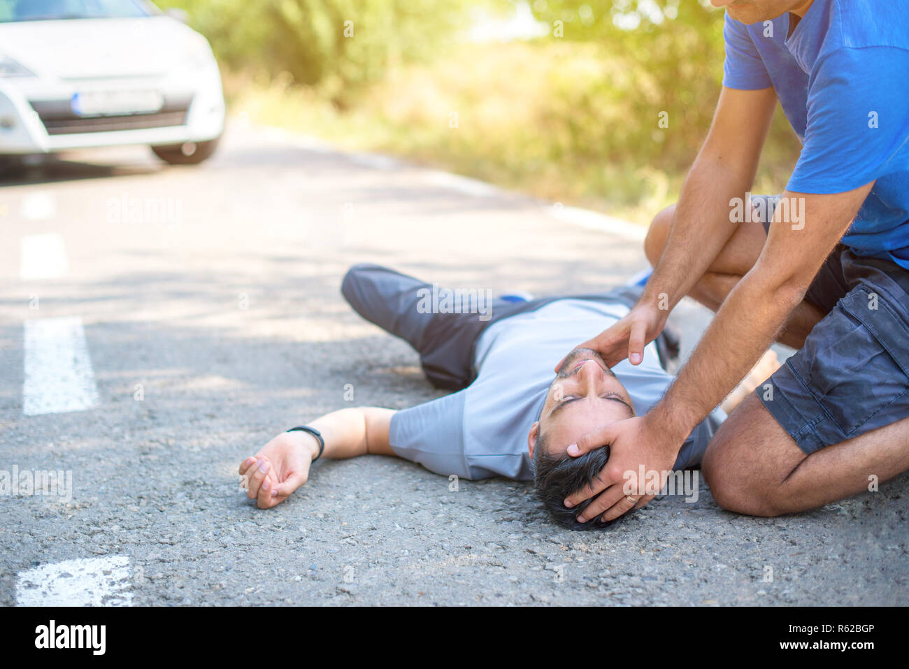 Mann, erste Hilfe bei Autounfall Stockfoto
