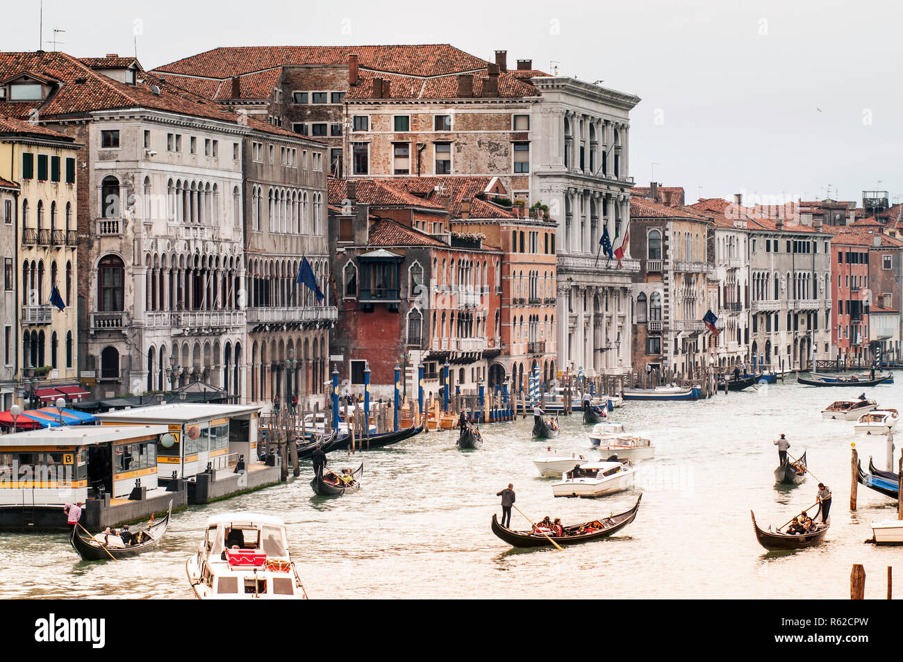Blick auf Venedig von der Rialto Brücke entfernt, mit vielen Boote bewegen auf der Canal, und schöne italienische Architektur Stockfoto