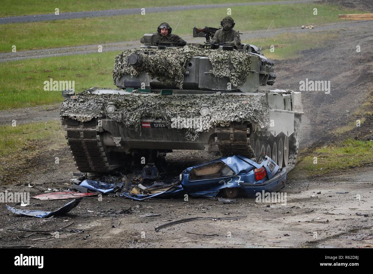 Auto Zerquetscht Panzer Stockfotos Und Bilder Kaufen Alamy
