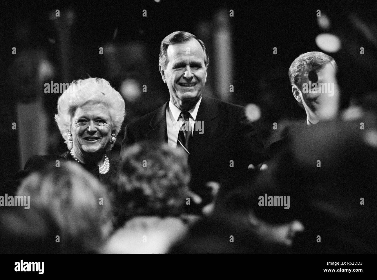 Präsidentenkandidat George H.W. Bush, seine Frau Barbara Bush und Vizepräsidentenkandidaten Dan Quayle bestätigen die Masse an der Republican National Convention 1992 in Houston, Texas. Stockfoto