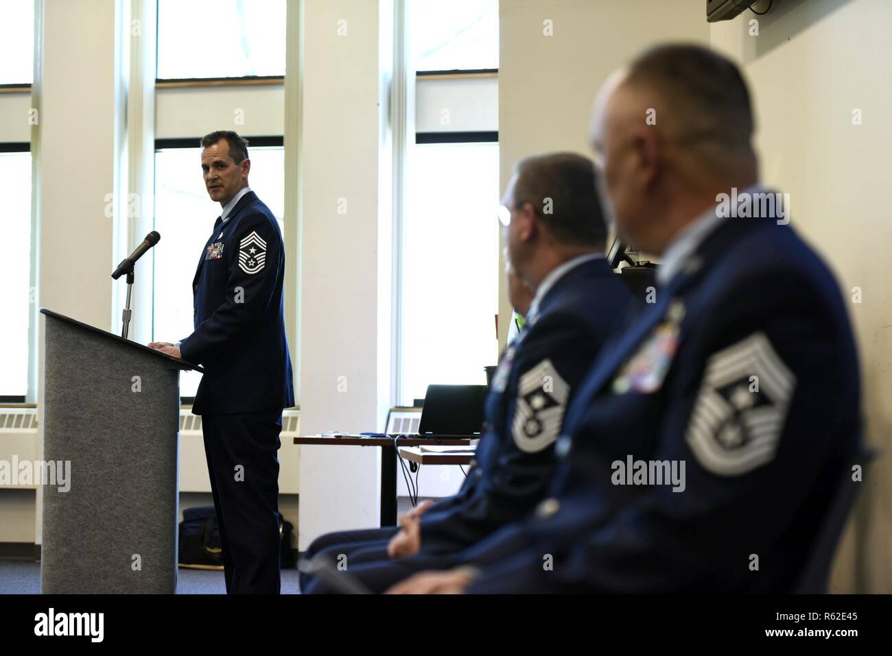 Us Air Force Command Chief Master Sgt. John Dereadt spricht während einer Änderung der Behörde Zeremonie am 7. Mai 2017 an die 180 Fighter Wing in Swanton, Ohio. Er sprach über seine expiernces führenden Flieger und Angeboten Beratung für Command Chief Master Sgt. Edward Wagner, der die Rolle als siebte Senior Advisor des Kotflügels Soldaten angenommen und bringt 30 Jahre Erfahrung und Kompetenz bei der Rolle. Stockfoto