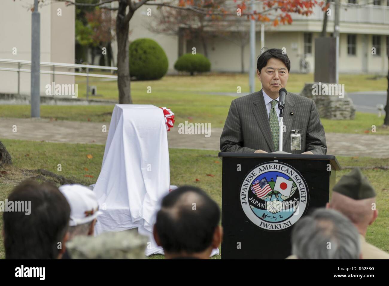 Mitglieder aus dem Yamaguchi und Iwakuni japanisch-amerikanischen Gesellschaften beteiligen sich in einer Feierstunde an der Marine Corps Air Station Iwakuni, Japan, November 19, 2018. Die yamaguchi Japan-America Gesellschaft spendete das Denkmal zu Ehren des 60. Jahrestags der japanisch-amerikanischen Gesellschaft Iwakuni. Stockfoto