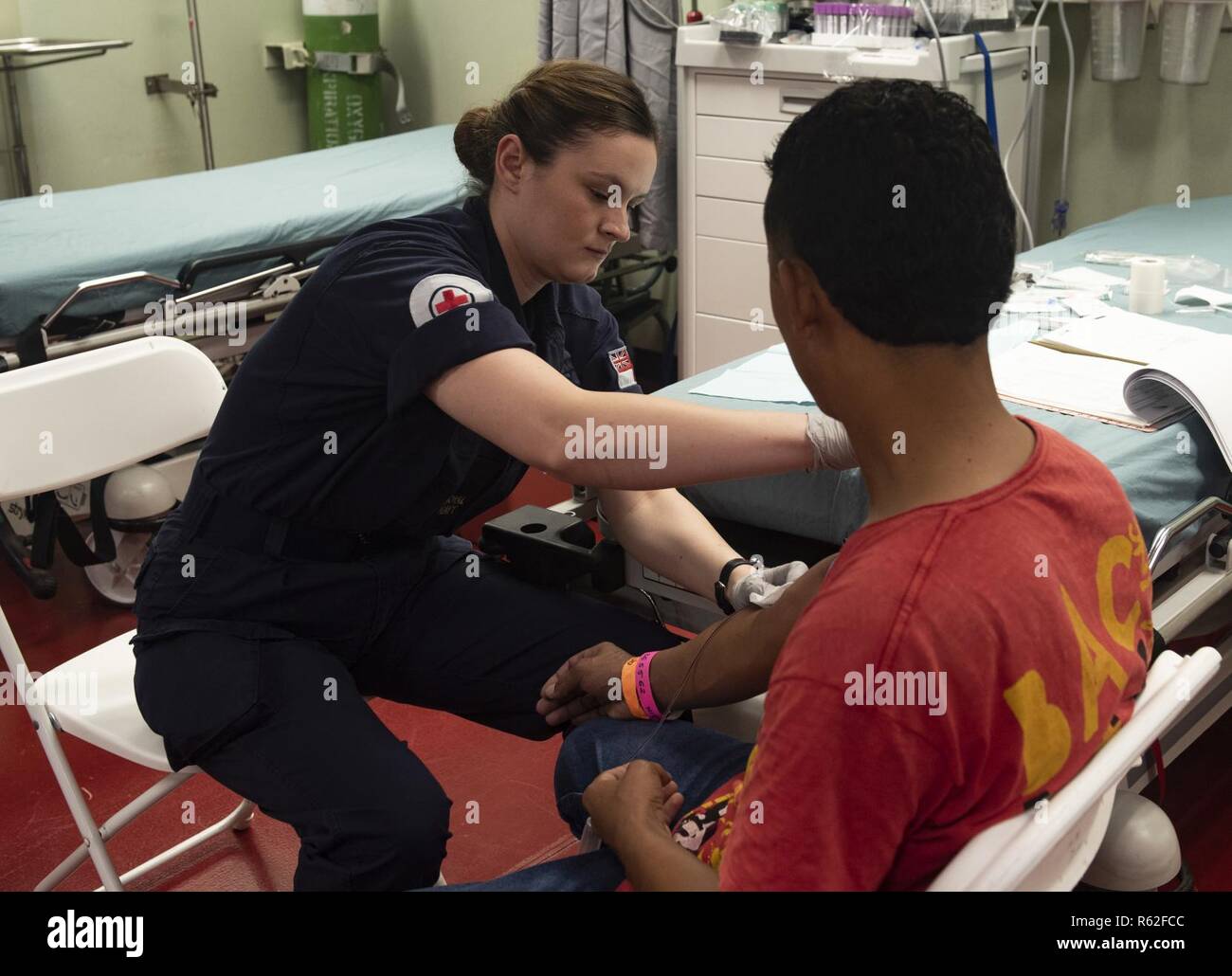 TURBO, Kolumbien (Nov. 16, 2018) - Royal Navy Medical Services Medical Assistant Chelsea Smith, von Llannilleth, Wales, bereitet, um Blut zu zeichnen, die von einem Patienten an Bord der Hospital Ship USNS Comfort (T-AH 20). Das Hospitalschiff USNS Comfort (T-AH20) ist auf einer 11-Woche medizinische Unterstützung Mission in Zentral- und Südamerika als Teil des US Southern Command's Enduring Promise Initiative. Arbeiten mit Gesundheit und Regierung Partner in Ecuador, Peru, Kolumbien und Honduras, die EINGESCHIFFTEN medizinisches Team kümmert sich an Bord und an Land-basierte medizinische Websites, wodurch der Druck auf die nationalen medizinischen zu entlasten Stockfoto