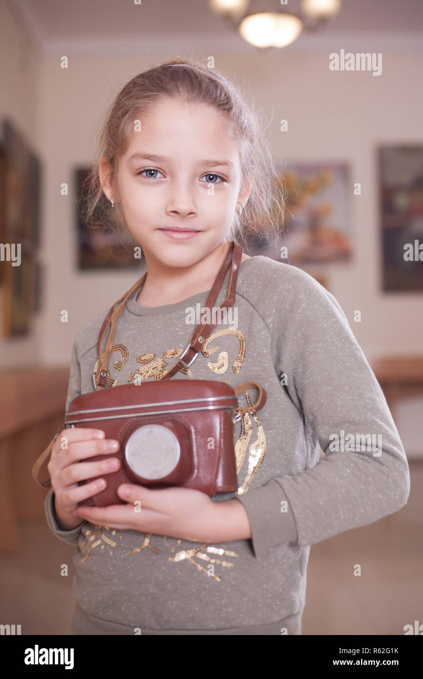 Mädchen mit einem retro Kamera bei, Studio gedreht. Stockfoto