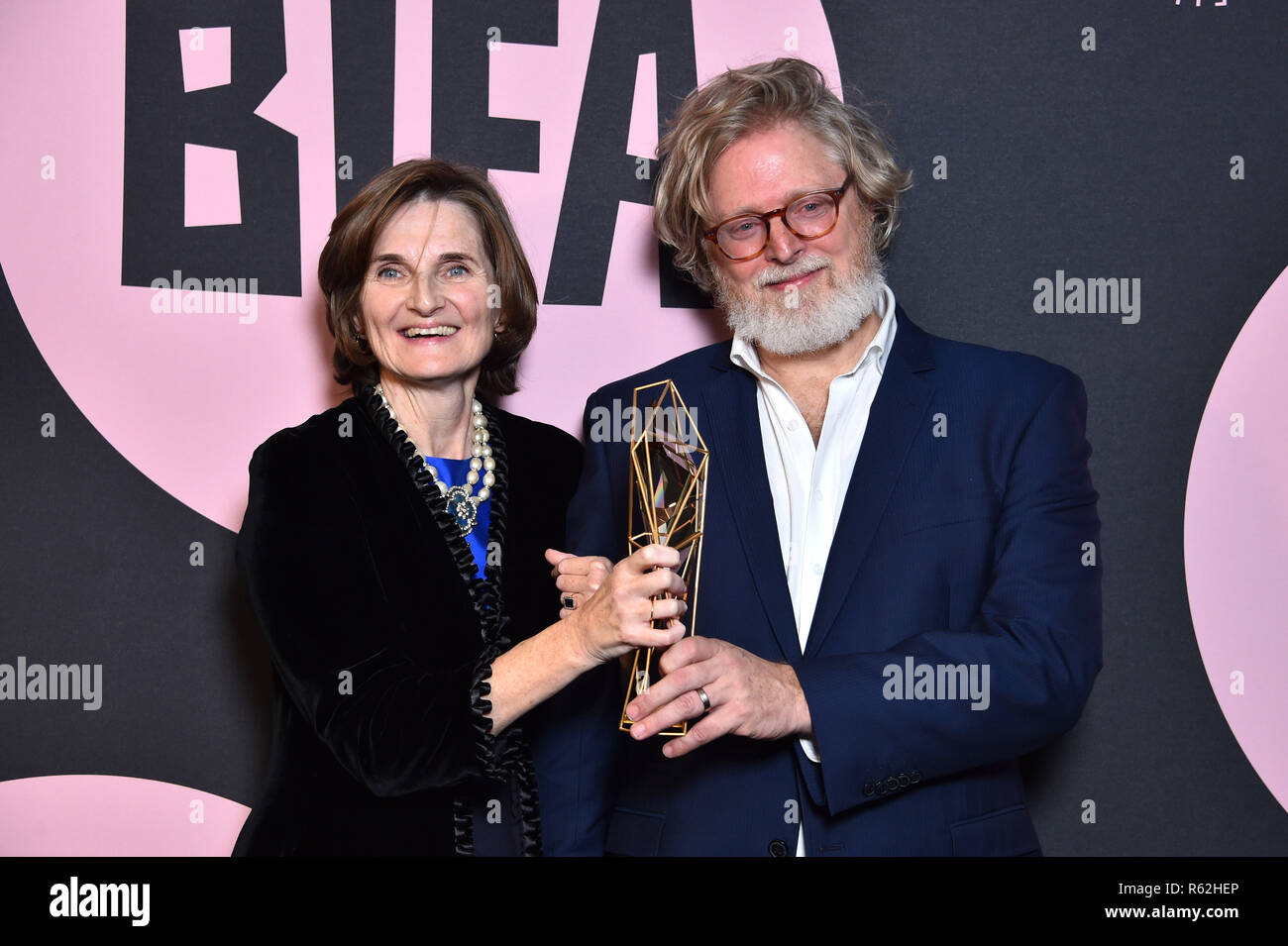 Deborah Davis und Tony McNamara mit das Beste Screenplay Award, während der 24 ersten British Independent Film Awards, an Old Billingsgate, London Stockfoto