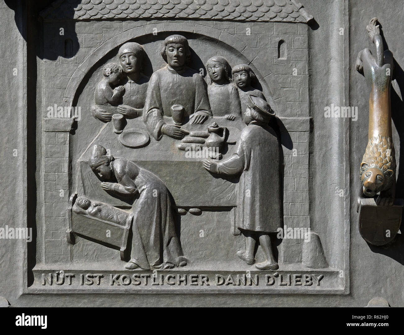 Zwingli und seine Familie, Relief an der Tür vom Grossmünster ('große ...