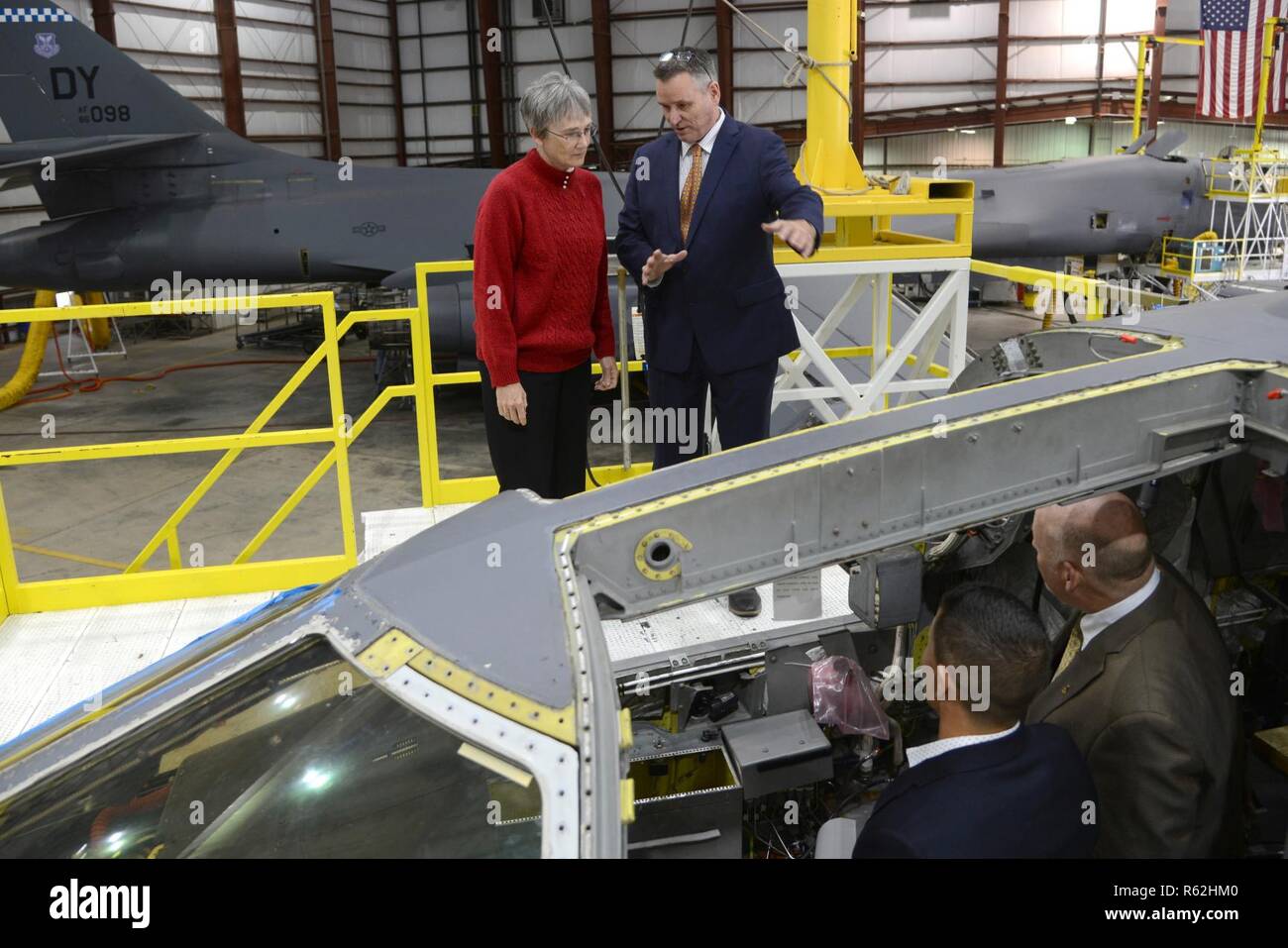 Rodney Shepard, 567Th Aircraft Maintenance Squadron stellvertretender Direktor, gibt einen Überblick über die B-1 Integrierte Battle Station Änderungsoperationen, Sekretär der Air Force Heather Wilson während ihrer Tour von Tinker Air Force Base Nov. 16. Jason Mann, ein Ingenieur mit dem Reverse Engineering und kritische Werkzeuge Lab, unten links, und Jerry Osborne, 567Th AMXS, vorausgesetzt, auch Informationen über die Änderungen während ihrer Zeit bei der Instandhaltung, Reparatur und Überholung Technical Center. Stockfoto