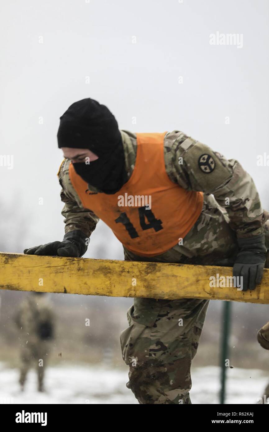 SPC. Gerardo Mullins aus dem 278Th Armored Cavalry Regiment eingesetzt in der Ukraine, nimmt an einem Hindernis Kurs, als Teil einer besten Platoon Wettbewerb, Nov. 19 in der internationalen Friedens und der Sicherheit in der Ukraine. Stockfoto