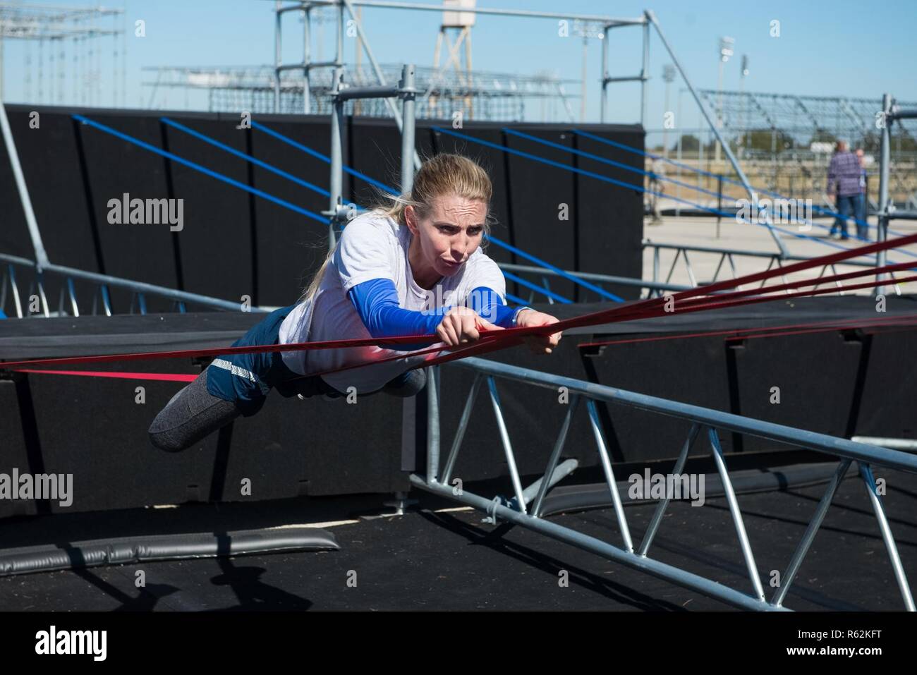 Us-Luftwaffe Kapitän Jennifer Wendland, United States Air Force Academy, Colo, konkurriert auf ein Hindernis Rennen während der Alpha Krieger inter-service Final battle Event, November 16, 2018, an der Alpha Krieger Testgelände, Retama Park, Selma, Texas. Kapitän Wendland den dritten Platz in der weiblichen Kategorie. Sechs Flieger werden als die männlichen und weiblichen Vertreter während der erste inter-Service letzte Schlacht qualifizieren. Die Air Force Alpha Krieger Programm, in seinem zweiten Jahr, wird auf Anlagen in der gesamten Welt hilft dabei, auf die funktionale Eignung der Flieger bauen. Air Force Alpha Krieger Stockfoto