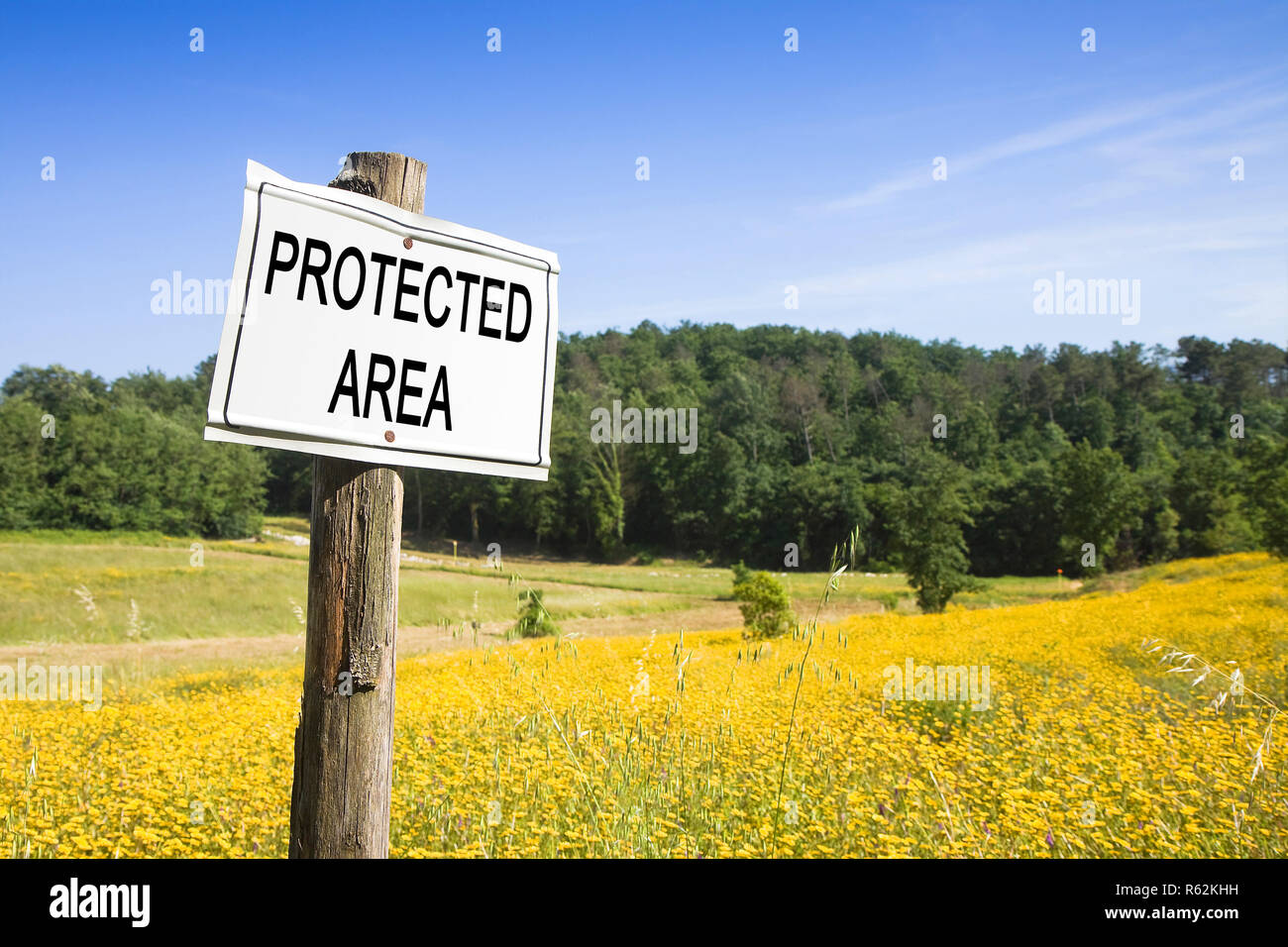 "Geschützten Bereich" auf einem Feld Schild - Schild in der Landschaft - Bild mit Kopie Raum Stockfoto