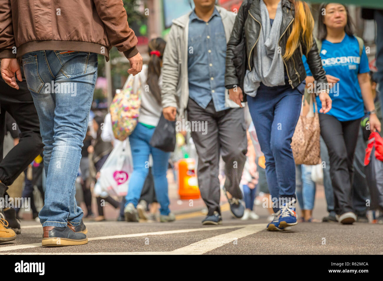 Hongkong, China - Dezember 6, 2016: asiatische Familien und Touristen zu Fuß durch die überfüllten Einkaufsviertel Causeway Bay, einem beliebten Basar am Straßenrand zu kaufen. Stockfoto