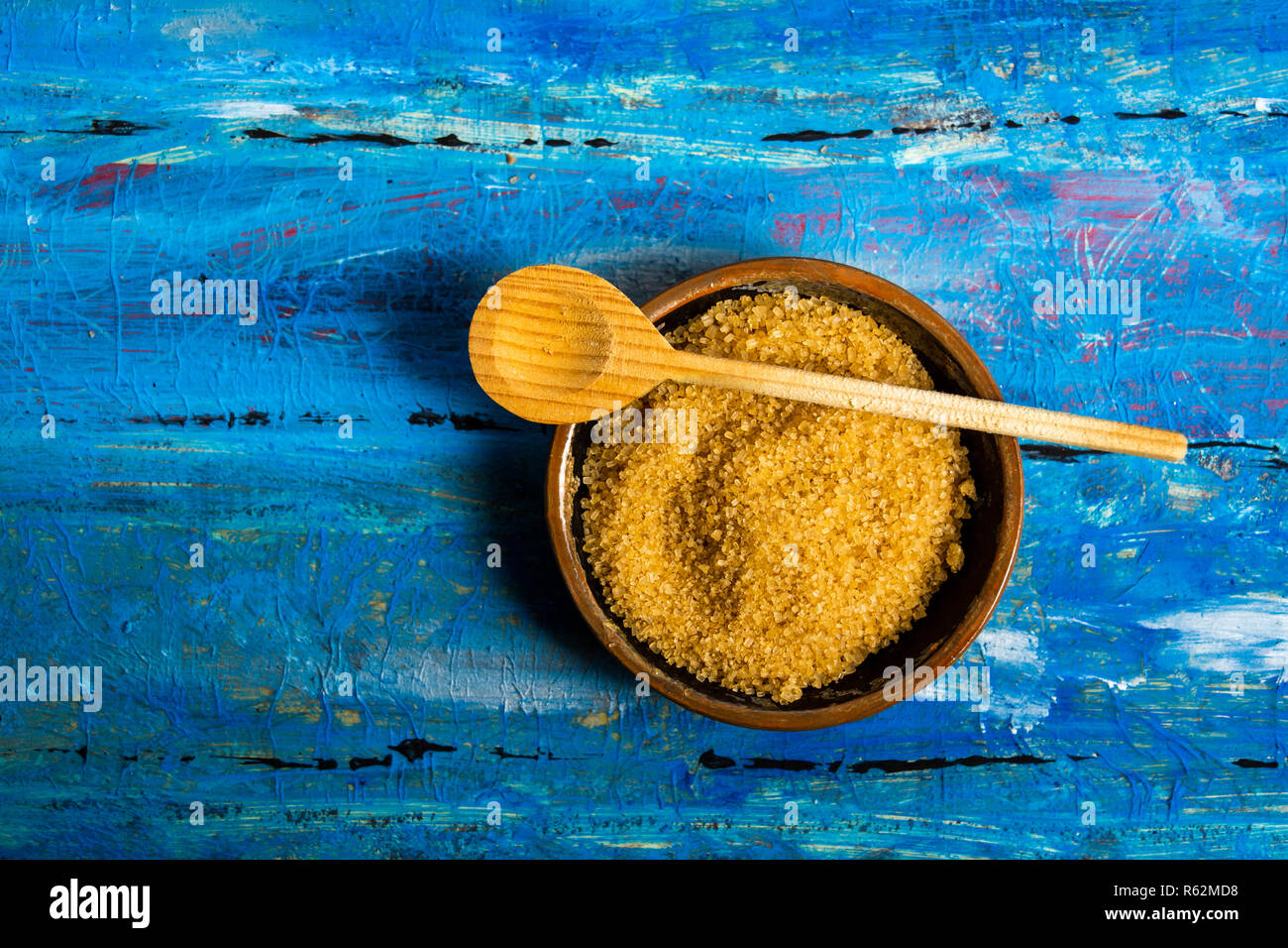 Brauner Zucker in einer Schüssel auf einem Holztisch, Ansicht von oben Stockfoto