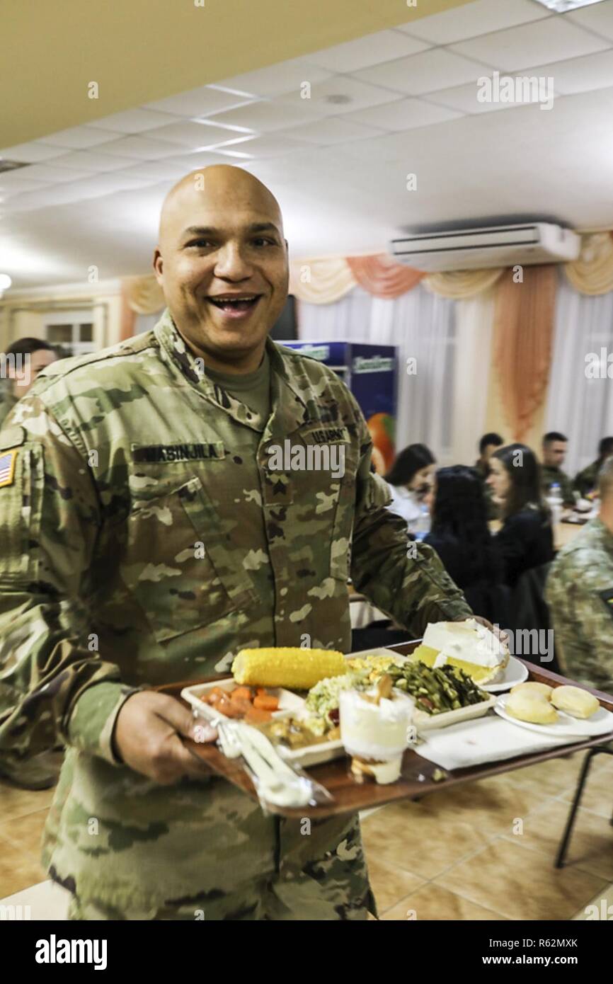 Sgt. Daniel Masinjila der 278th Armored Cavalry Regiment eingesetzt in der Ukraine, bekommt seine Thanksgiving Dinner in Yavoriv, Ukraine, Nov. 22. Stockfoto