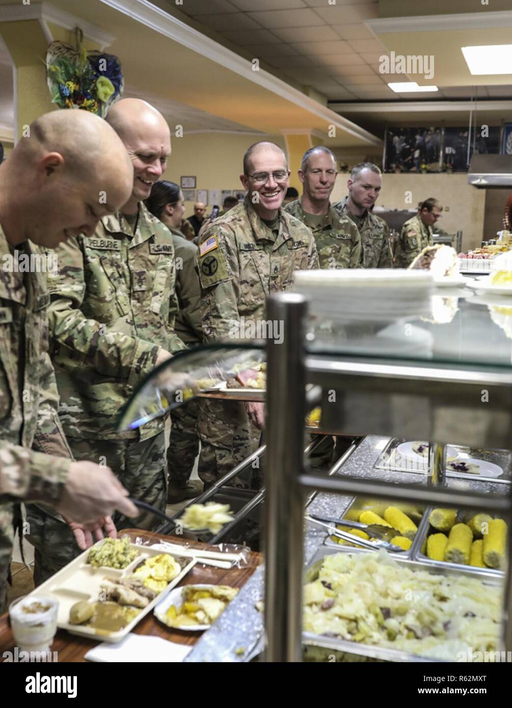 Soldaten des 278Th Armored Cavalry Regiment eingesetzt in der Ukraine, in der Linie für das Thanksgiving Dinner in Yavoriv, Ukraine, Nov. 22. Stockfoto