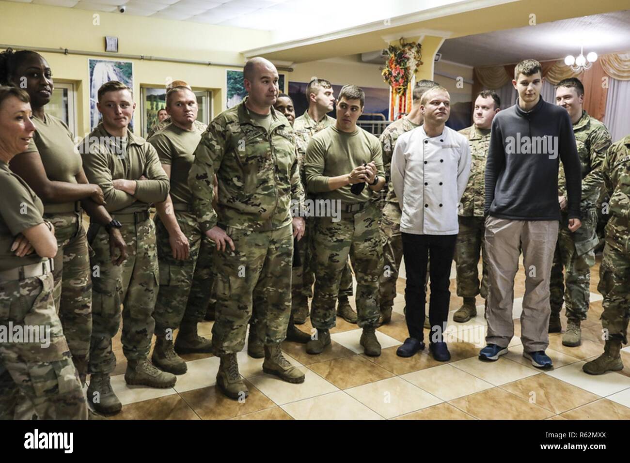 Soldaten des 278Th Armored Cavalry Regiment eingesetzt in der Ukraine, für die Vorbereitung der Thanksgiving Dinner in Yavoriv, Ukraine, Nov. 22 anerkannt sind. Stockfoto