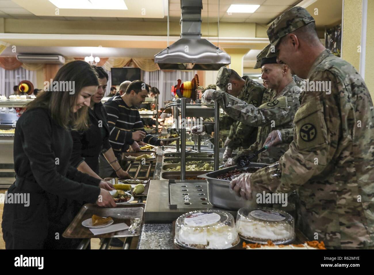 Offiziere von der 278th Armored Cavalry Regiment Thanksgiving Dinner in Yavoriv, Ukraine, Nov. 22 dienen. Stockfoto