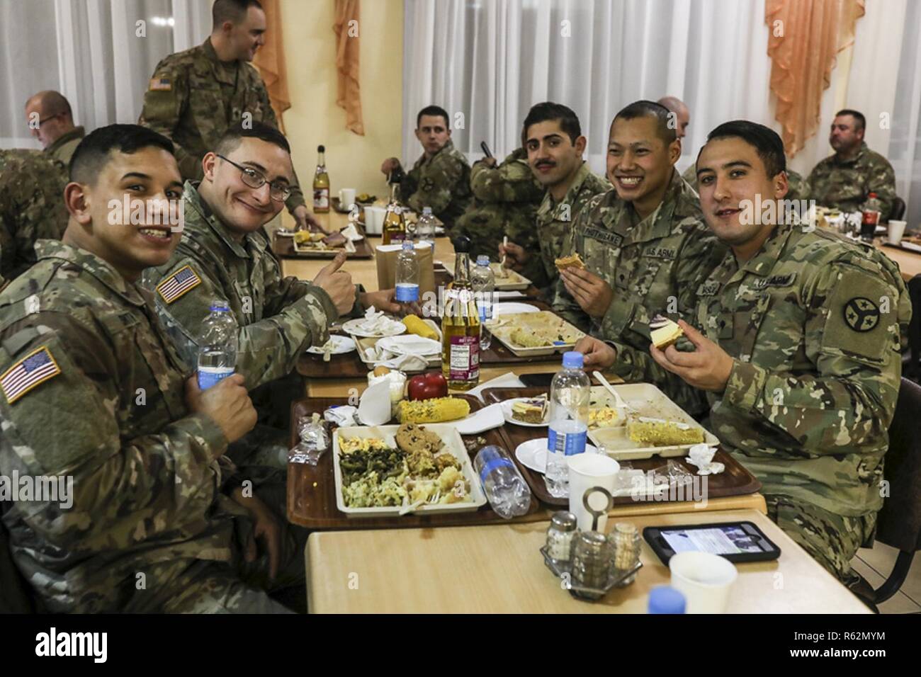 278Th Armored Cavalry Regiment Soldaten genießen Thanksgiving Dinner in Yavoriv, Ukraine, Nov. 22. Stockfoto