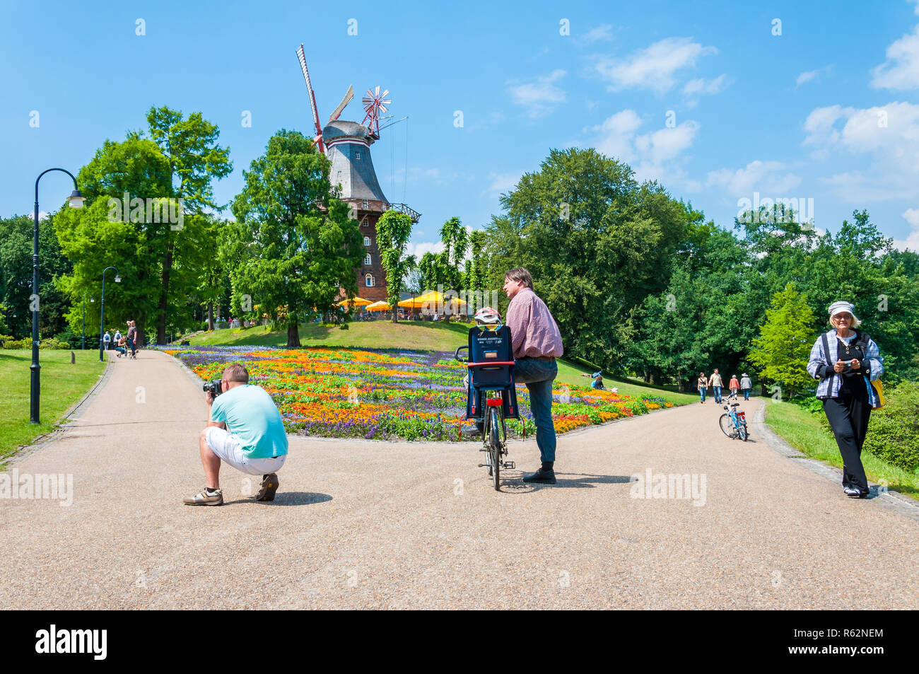 Bremen, Deutschland - 12. Juni 2011: Sommer Aktionen in Wallanlagen Park in Bremen, Deutschland. Touristen und Einheimische die Zeit in diesem gemütlichen lebendige Park wit Stockfoto