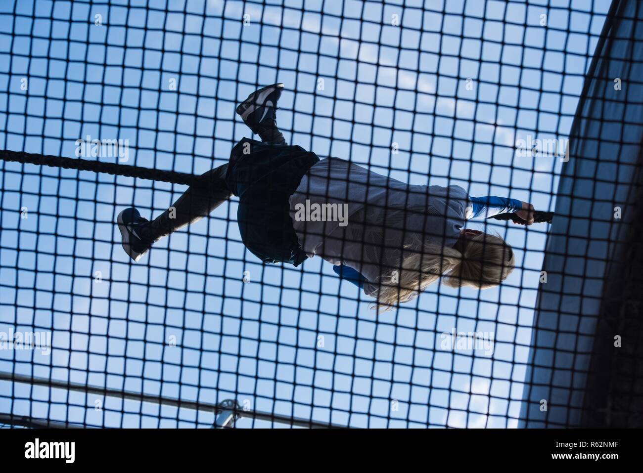 Us-Luftwaffe Kapitän Jennifer Wendland, United States Air Force Academy, Colo, konkurriert auf ein Hindernis Rennen während der Alpha Krieger inter-service Final battle Event, November 17, 2018, an der Alpha Krieger Testgelände, Retama Park, Selma, Texas. Air Force Alpha Krieger Programm, in seinem zweiten Jahr, wird auf Anlagen in der gesamten Welt hilft dabei, auf die funktionale Eignung der Flieger bauen. Air Force Alpha Krieger fördert bereit und elastischen Airman Familien durch den Bau von Moral und Kameradschaft. Die 2018 Final Battle Konkurrenz schließt US-Army und US-Navy Mannschaften für die erste Stockfoto