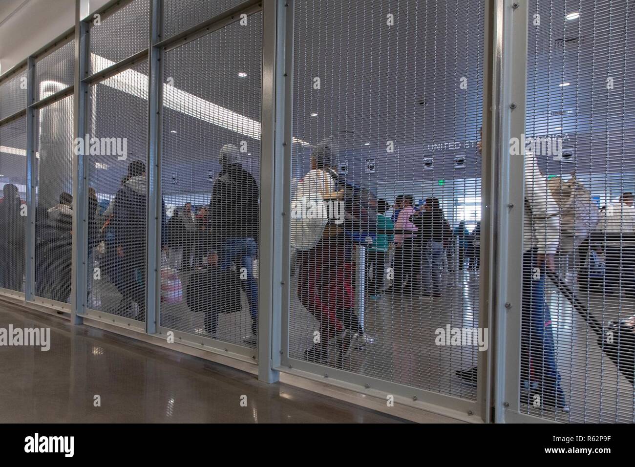 Unzulässig aliens, einige, die Asyl suchen, werden von CBP Offiziere im San Ysidro Einfuhrhafen verarbeitet. Neben den Vorbereitungen für Tausende von Migranten aus dem Caravan anreisen, CBP weiterhin rund 100.000 reguläre Reisende in den Vereinigten Staaten täglich zu verarbeiten neben anderen verarbeitet, ohne Dokumente, die an der Grenze warten müssen. November 23, 2018. Fotos von Mani Albrecht US-amerikanischen Zoll- und Grenzschutzbehörden Amt für Öffentliche Angelegenheiten Visual Communications Division Stockfoto