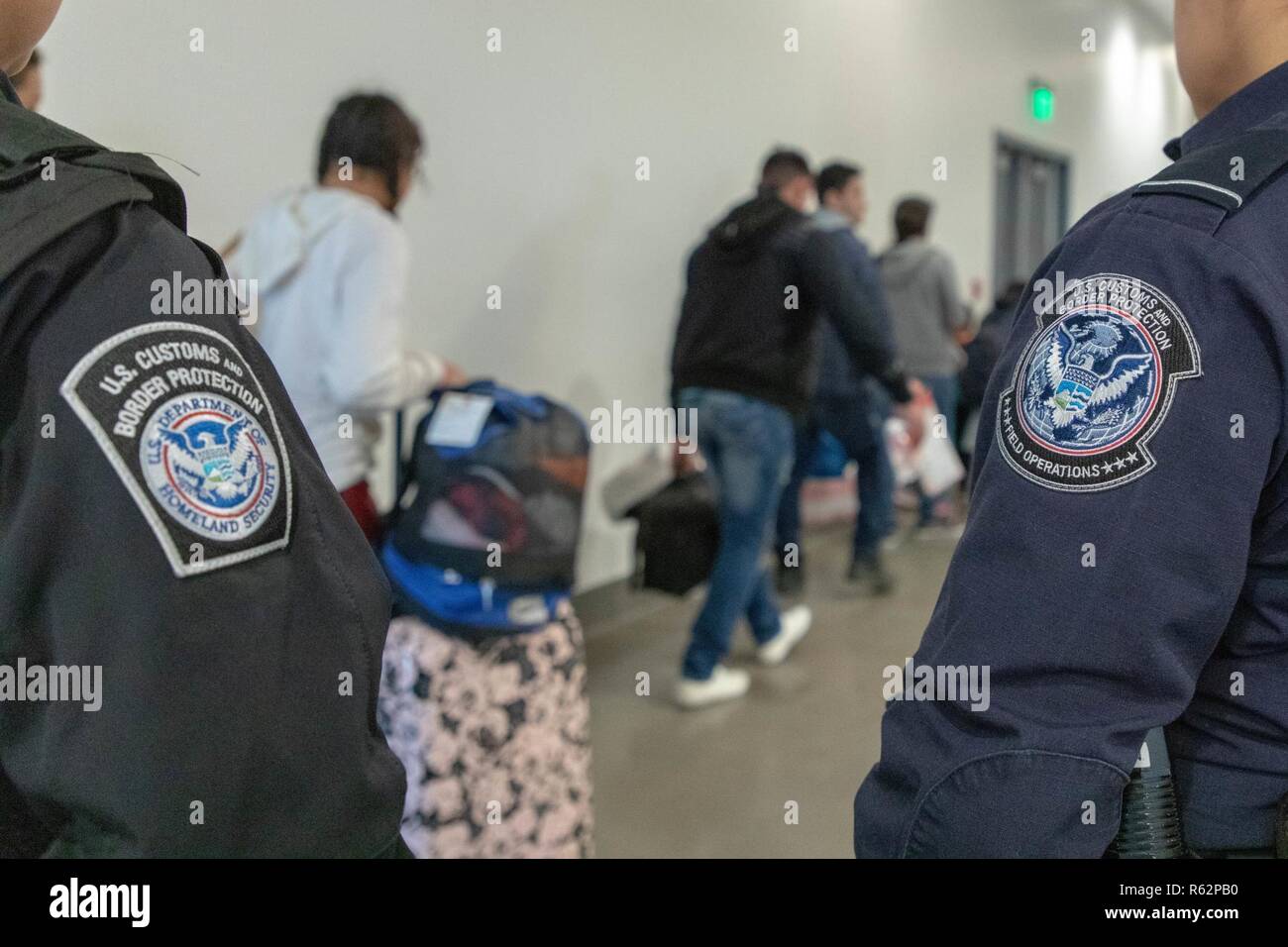 Unzulässig aliens, einige, die Asyl suchen, werden von CBP Offiziere im San Ysidro Einfuhrhafen verarbeitet. Neben den Vorbereitungen für Tausende von Migranten aus dem Caravan anreisen, CBP weiterhin rund 100.000 reguläre Reisende in den Vereinigten Staaten täglich zu verarbeiten neben anderen verarbeitet, ohne Dokumente, die an der Grenze warten müssen. November 23, 2018. Fotos von Mani Albrecht US-amerikanischen Zoll- und Grenzschutzbehörden Amt für Öffentliche Angelegenheiten Visual Communications Division Stockfoto