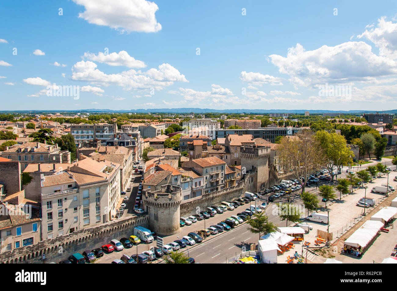 Avignon, Frankreich - 23. Juli 2011: Panoramablick auf mittelalterliche Altstadt das Stadtbild von Avignon, Frankreich vom Riesenrad. Stockfoto