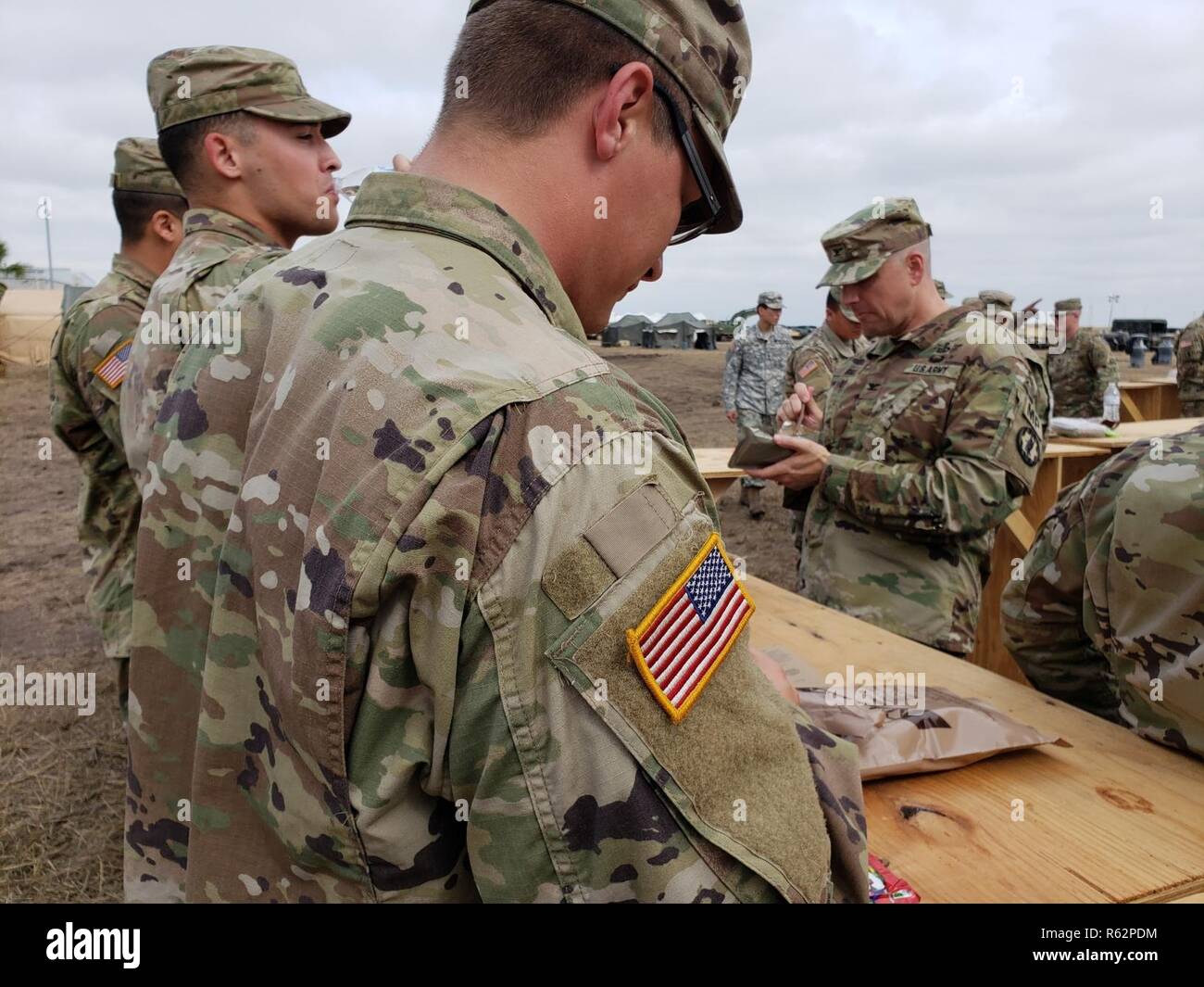 Us-Armee Oberst Richard Ball, Commander, 89th Military Police Brigade und Task Force Griffin, dines auf eine Mahlzeit bereit zu Essen mit Task Force Griffin Soldaten, an einem geheimen Ort in der Nähe der südwestlichen Grenze, Nov. 24, 2018. Task Force Griffin und US Northern Command sind die Unterstützung des Ministeriums für Heimatschutz und den US-amerikanischen Zoll- und Grenzschutzbehörden, wie Sie die südliche Grenze der Vereinigten Staaten zu sichern. Stockfoto