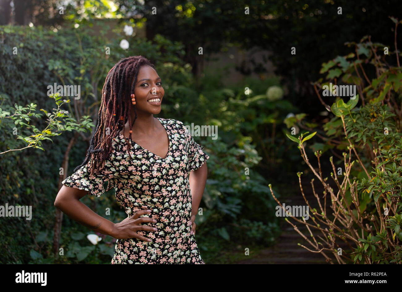 Eine afrikanische Frau, die in einem Garten Stockfoto