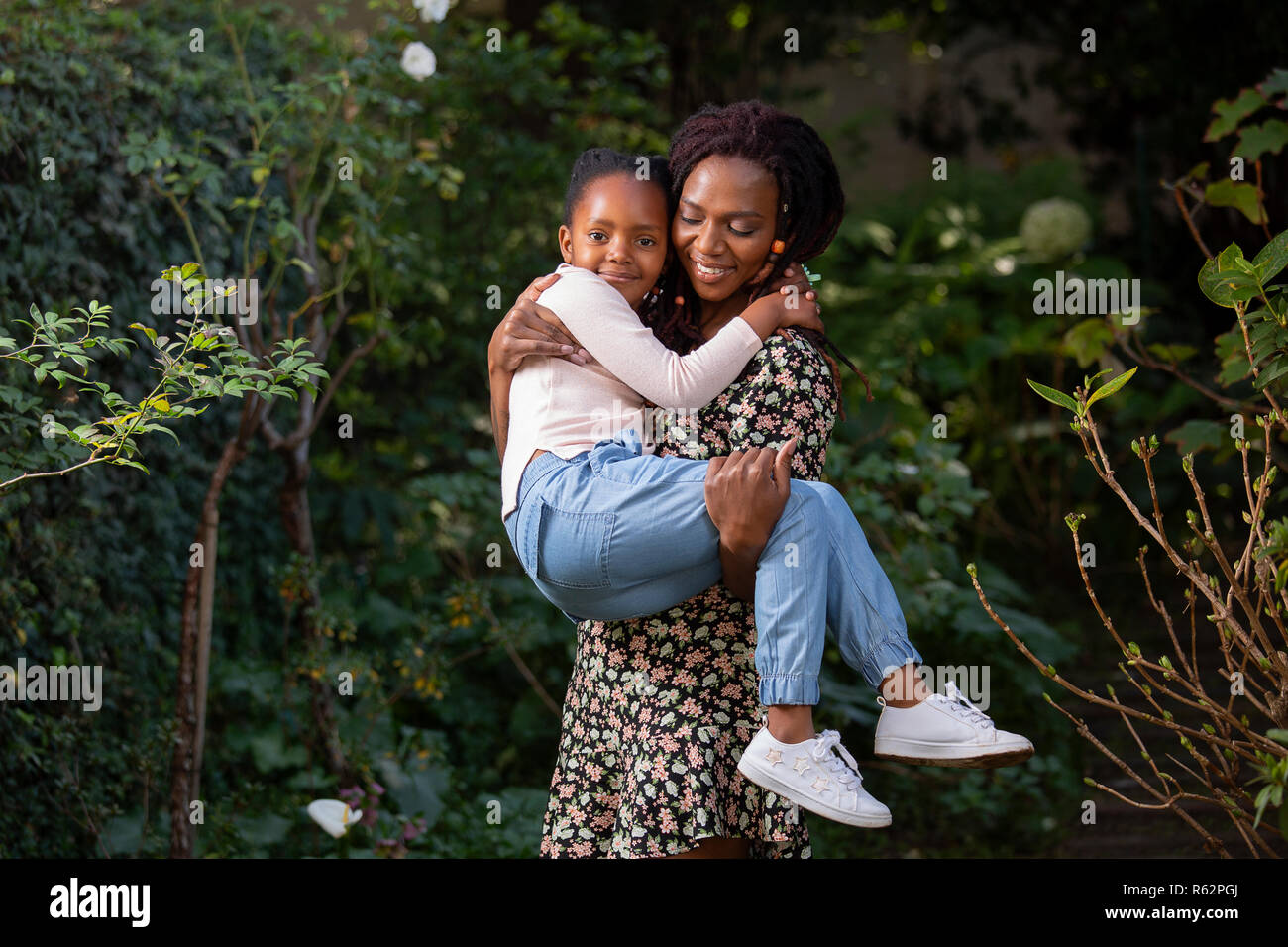 Eine Frau ihre Tochter, die in einem Garten Stockfoto