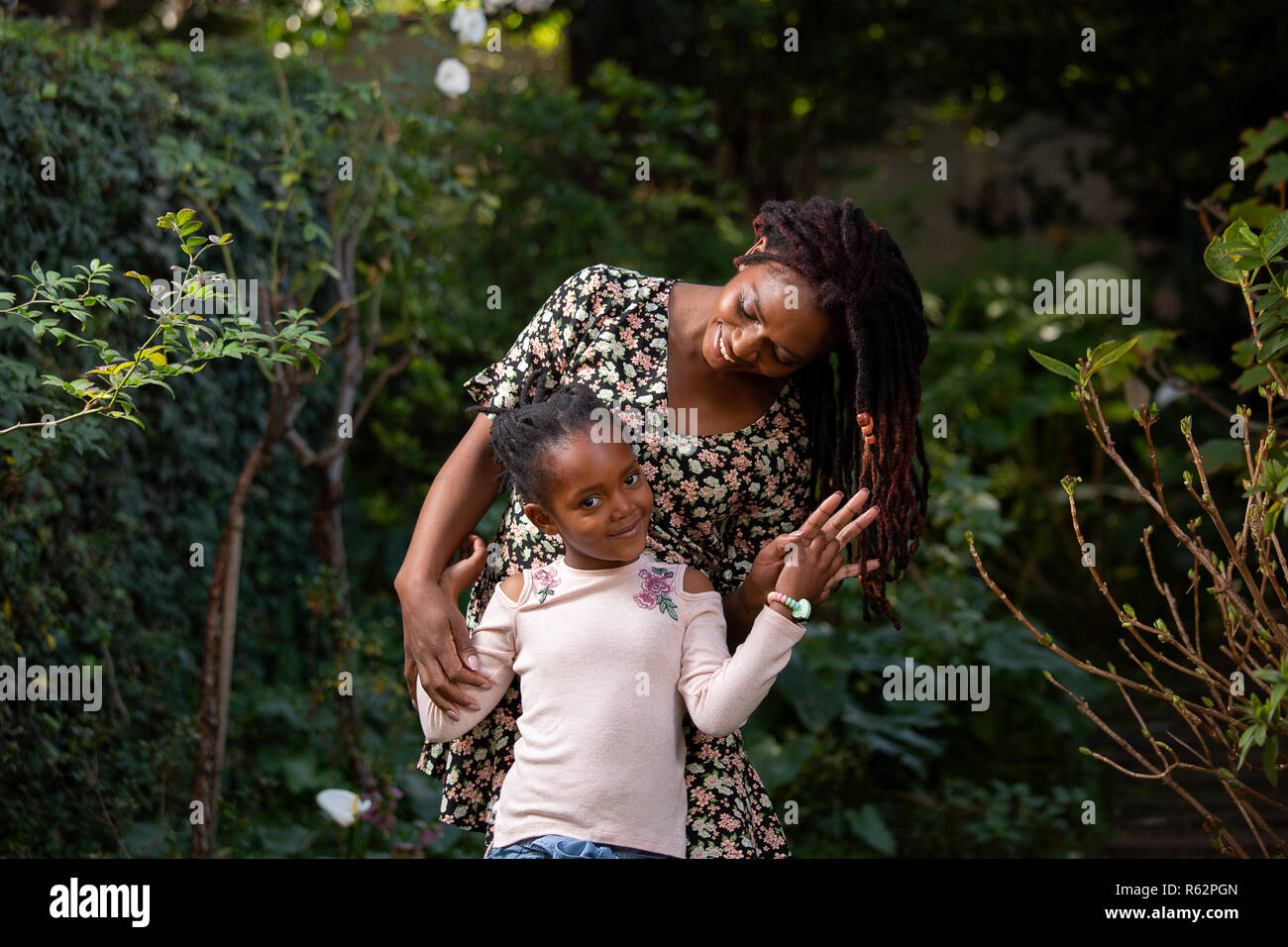 Eine Mutter und Tochter gemeinsam in einem Garten Stockfoto