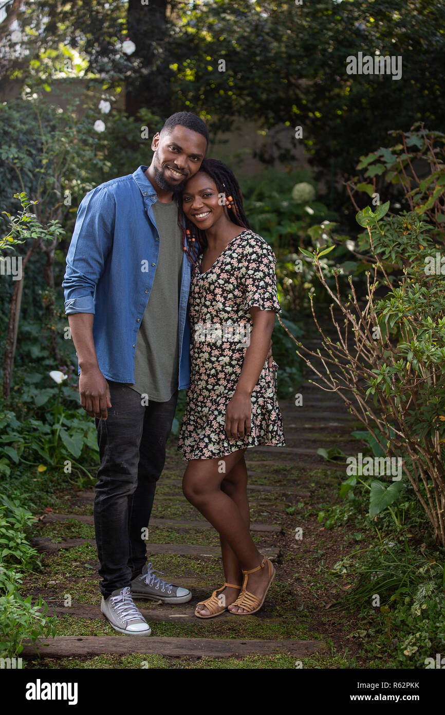 Ein Afrikanisches Paar stehen zusammen in einem Garten Stockfoto