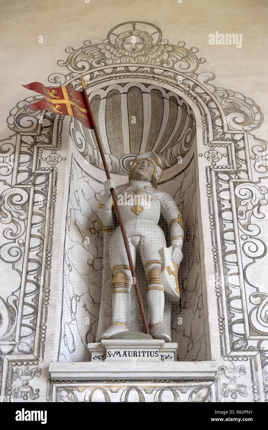 Saint Maurice Statue auf der Fassade der Kirche St. Leodegar in Luzern, Schweiz Stockfoto