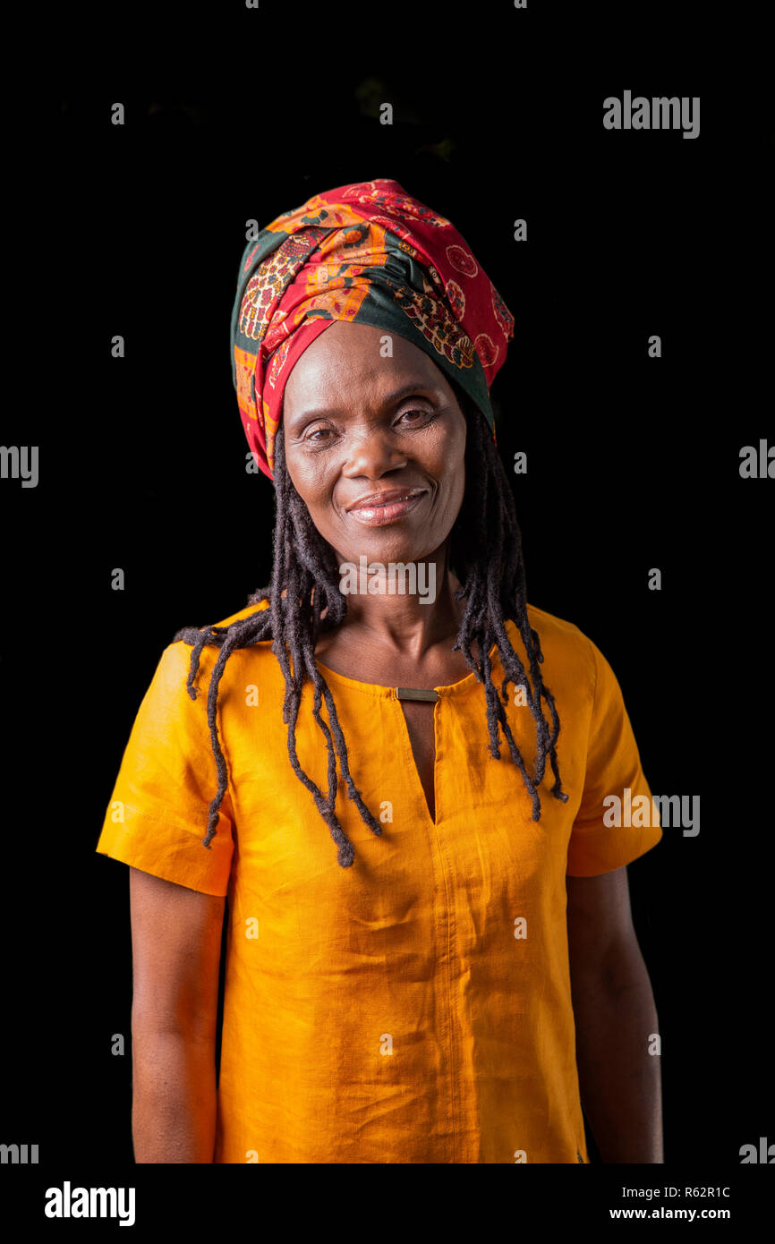 Portrait eines älteren afrikanische Frau mit Kopftuch Stockfoto