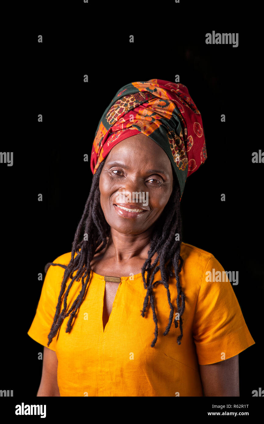 Portrait eines älteren afrikanische Frau mit Kopftuch Stockfoto
