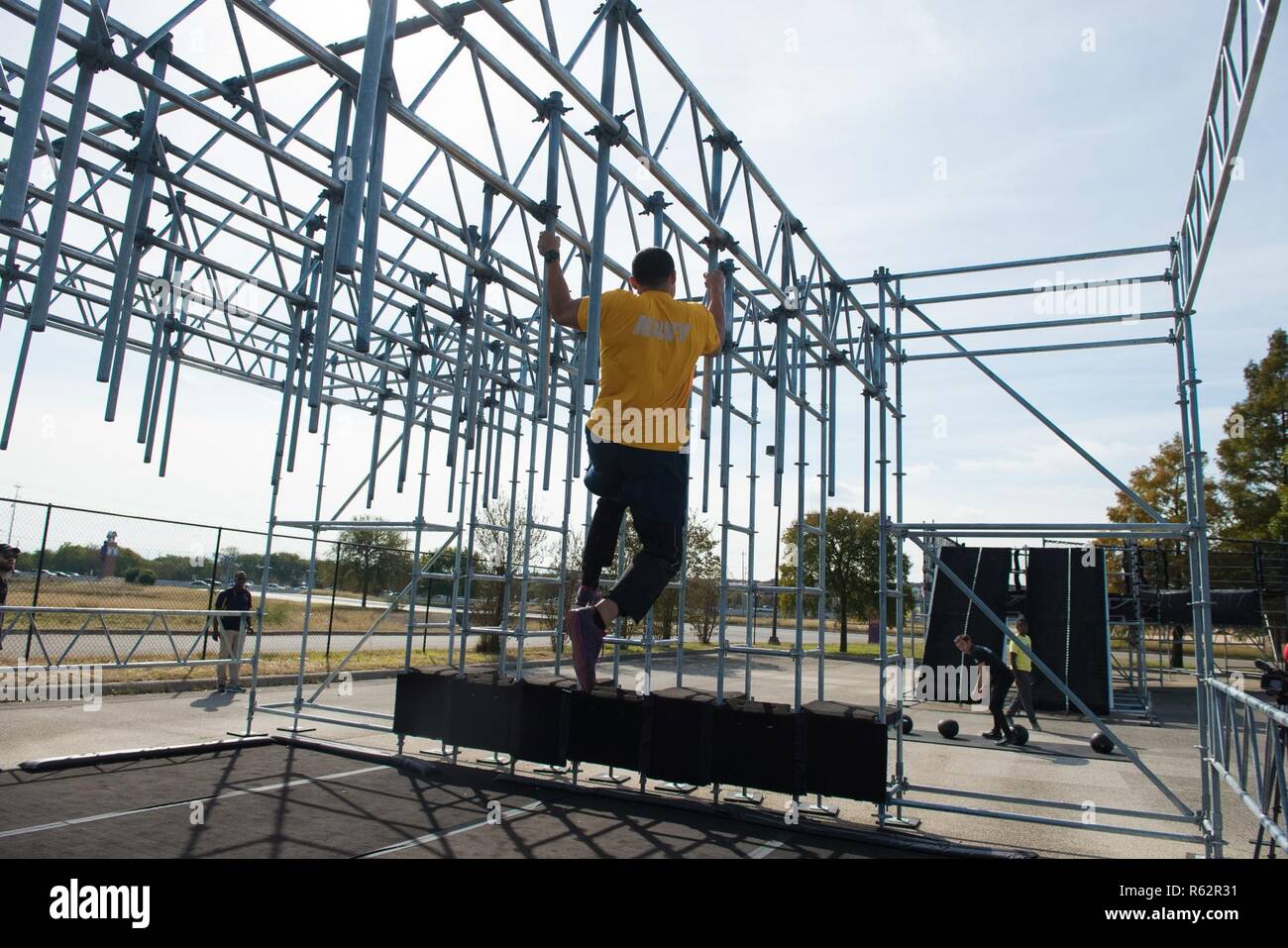 U.S. Navy Senior Chief Petty Officer Josh Mann konkurriert auf ein Hindernis Rennen während der Alpha Krieger inter-service Final battle Event, November 17, 2018, an der Alpha Krieger Testgelände, Retama Park, Selma, Texas. Air Force Alpha Krieger Programm, in seinem zweiten Jahr, wird auf Anlagen in der gesamten Welt hilft dabei, auf die funktionale Eignung der Flieger bauen. Air Force Alpha Krieger fördert bereit und elastischen Airman Familien durch den Bau von Moral und Kameradschaft. Die 2018 Final Battle Konkurrenz schließt US-Army und US-Navy Mannschaften zum ersten Mal. Stockfoto