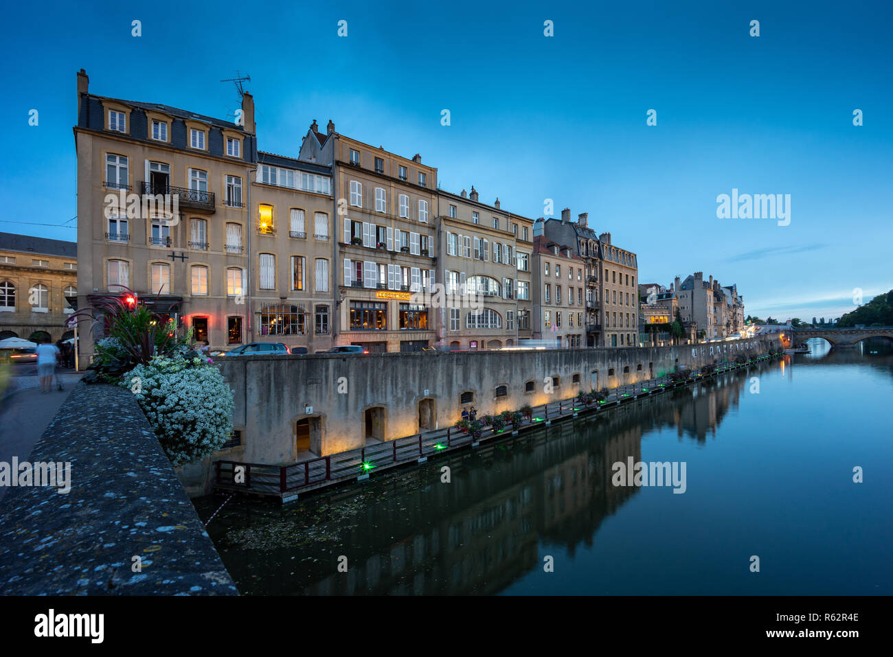 Metz Frankreich Stadt, die durch die blaue Stunde. Stockfoto