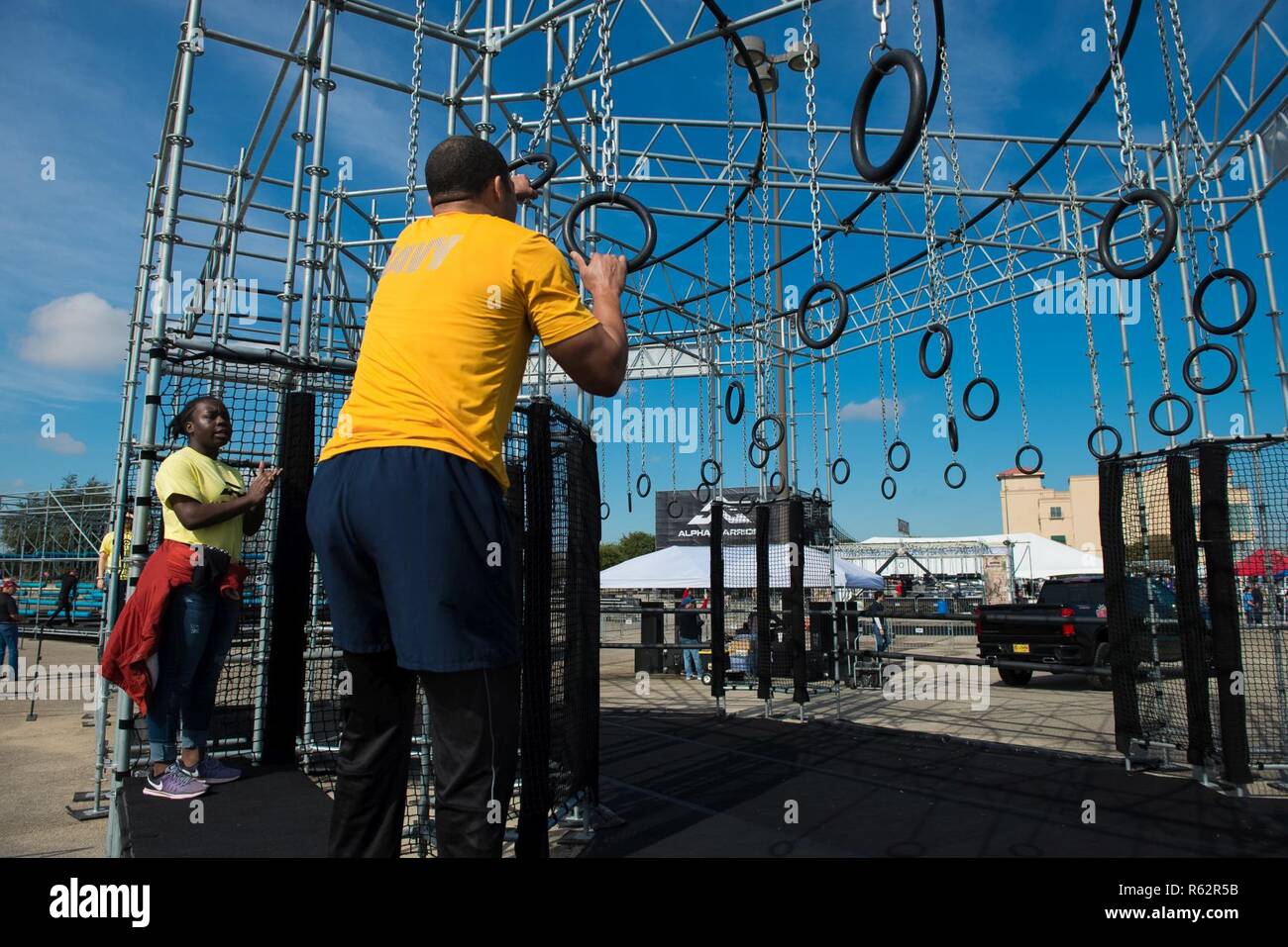 U.S. Navy Senior Chief Petty Officer Josh Mann konkurriert auf ein Hindernis Rennen während der Alpha Krieger inter-service Final battle Event, November 17, 2018, an der Alpha Krieger Testgelände, Retama Park, Selma, Texas. Air Force Alpha Krieger Programm, in seinem zweiten Jahr, wird auf Anlagen in der gesamten Welt hilft dabei, auf die funktionale Eignung der Flieger bauen. Air Force Alpha Krieger fördert bereit und elastischen Airman Familien durch den Bau von Moral und Kameradschaft. Die 2018 Final Battle Konkurrenz schließt US-Army und US-Navy Mannschaften zum ersten Mal. Stockfoto