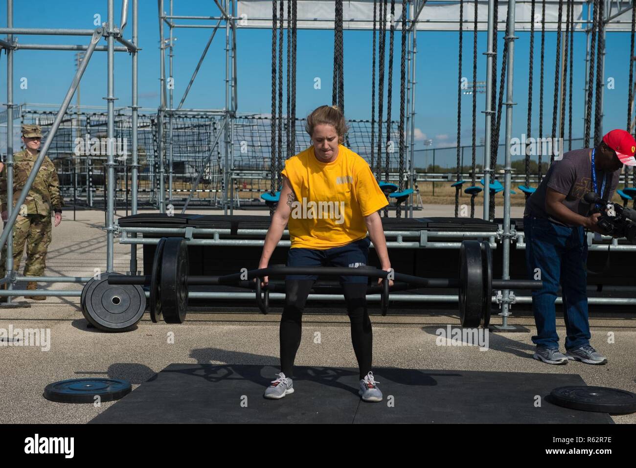 U.S. Navy Lt. j.g. Amanda Graham konkurriert auf ein Hindernis Rennen während der Alpha Krieger inter-service Final battle Event, November 17, 2018, an der Alpha Krieger Testgelände, Retama Park, Selma, Texas. Air Force Alpha Krieger Programm, in seinem zweiten Jahr, wird auf Anlagen in der gesamten Welt hilft dabei, auf die funktionale Eignung der Flieger bauen. Air Force Alpha Krieger fördert bereit und elastischen Airman Familien durch den Bau von Moral und Kameradschaft. Die 2018 Final Battle Konkurrenz schließt US-Army und US-Navy Mannschaften zum ersten Mal. Stockfoto