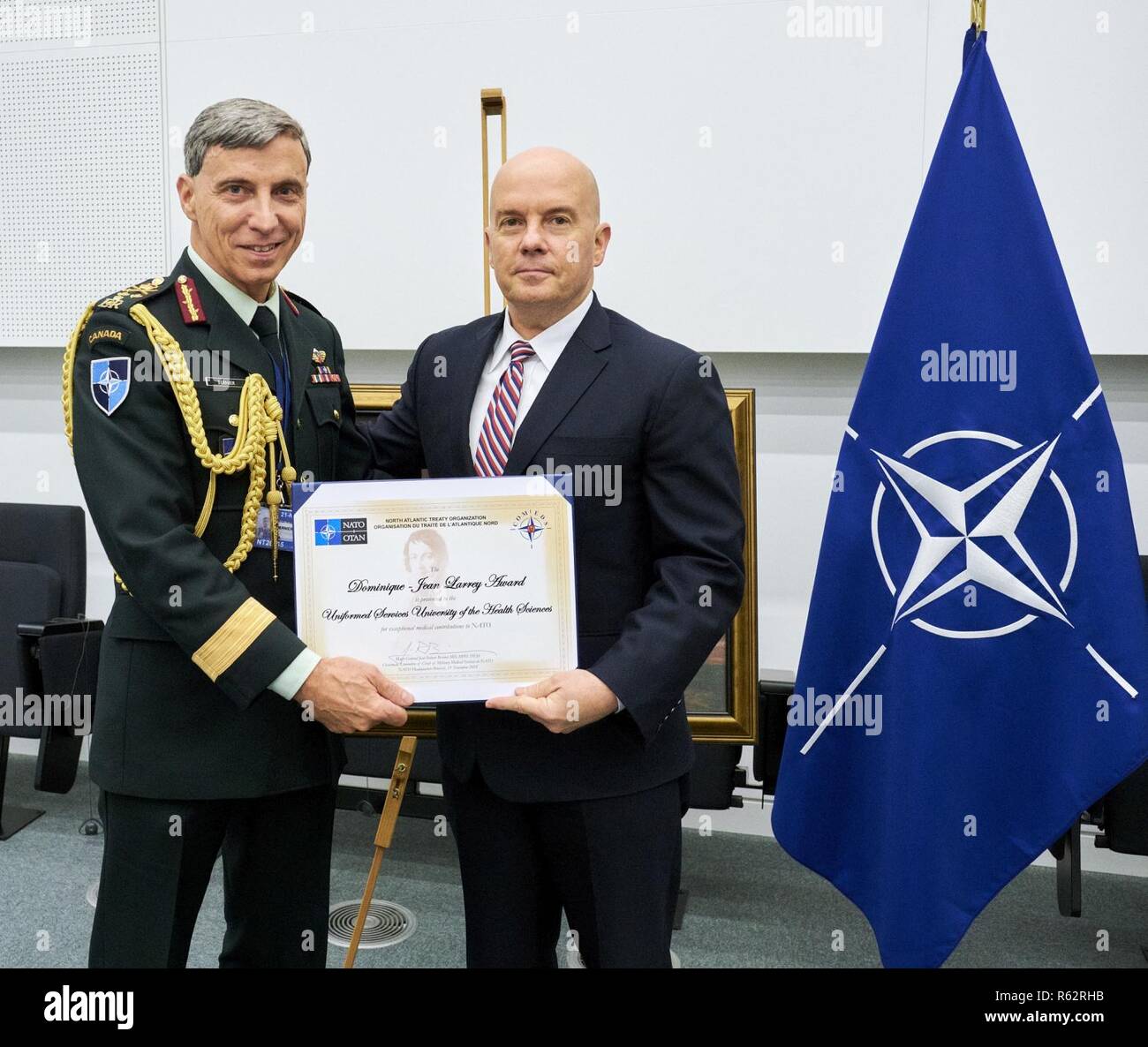 Generalmajor Jean-Robert Bernier (links), Vorsitzende des NATO-Ausschusses der Leiter der NATO-medizinische Dienste, präsentiert die 2018 Dominique-Jean Larrey Award an Dr. Richard Thomas, Präsident der Uniformed Services Universität der Gesundheitswissenschaften. Die larrey Award ist der NATO höchste Ehre für medizinische Unterstützung. Stockfoto