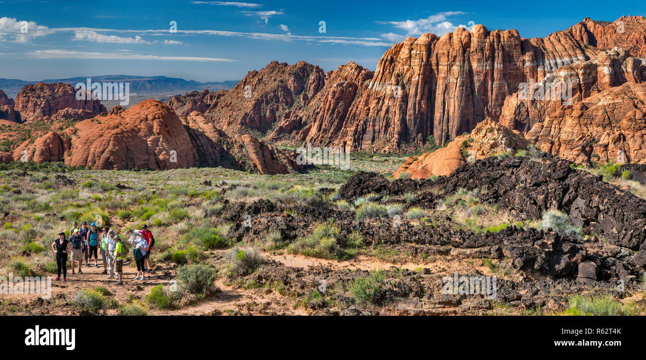 Wanderer am Lavastrom Trail, Basalt vulkanischen Felsen und Navajo Sandstein Felsformationen, bei Snow Canyon State Park, Utah, USA Stockfoto