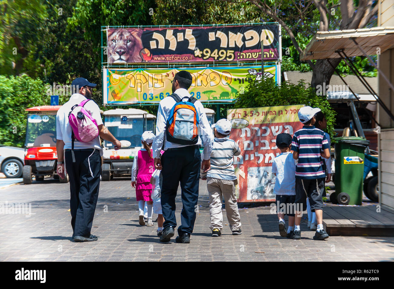Eilat, Israel - 18. Mai 2012: Orthodoxe Familie zusammen zu Fuß in Richtung Safari Ramat-Gan Park in Israel. Stockfoto