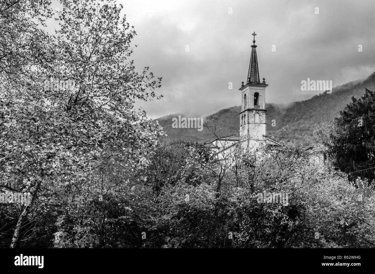 Urigen Dorf im Norden von Spanien, Schwarz/Weiß-Bild Stockfoto