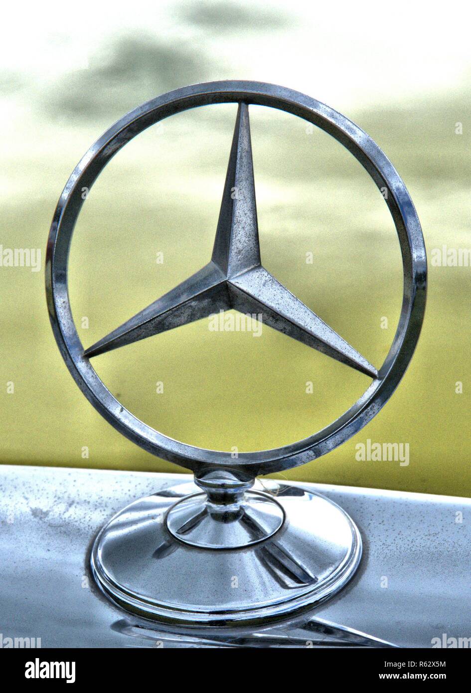 Jübek, Deutschland. 02 Juli, 2017. Der Mercedes-stern, die Marke Mercedes- Benz Symbol im Detail. Der Stern symbolisiert die ursprüngliche Ausrichtung  des Unternehmens mit der Aussage: zu Lande, zu Wasser, in der Luft. Eine