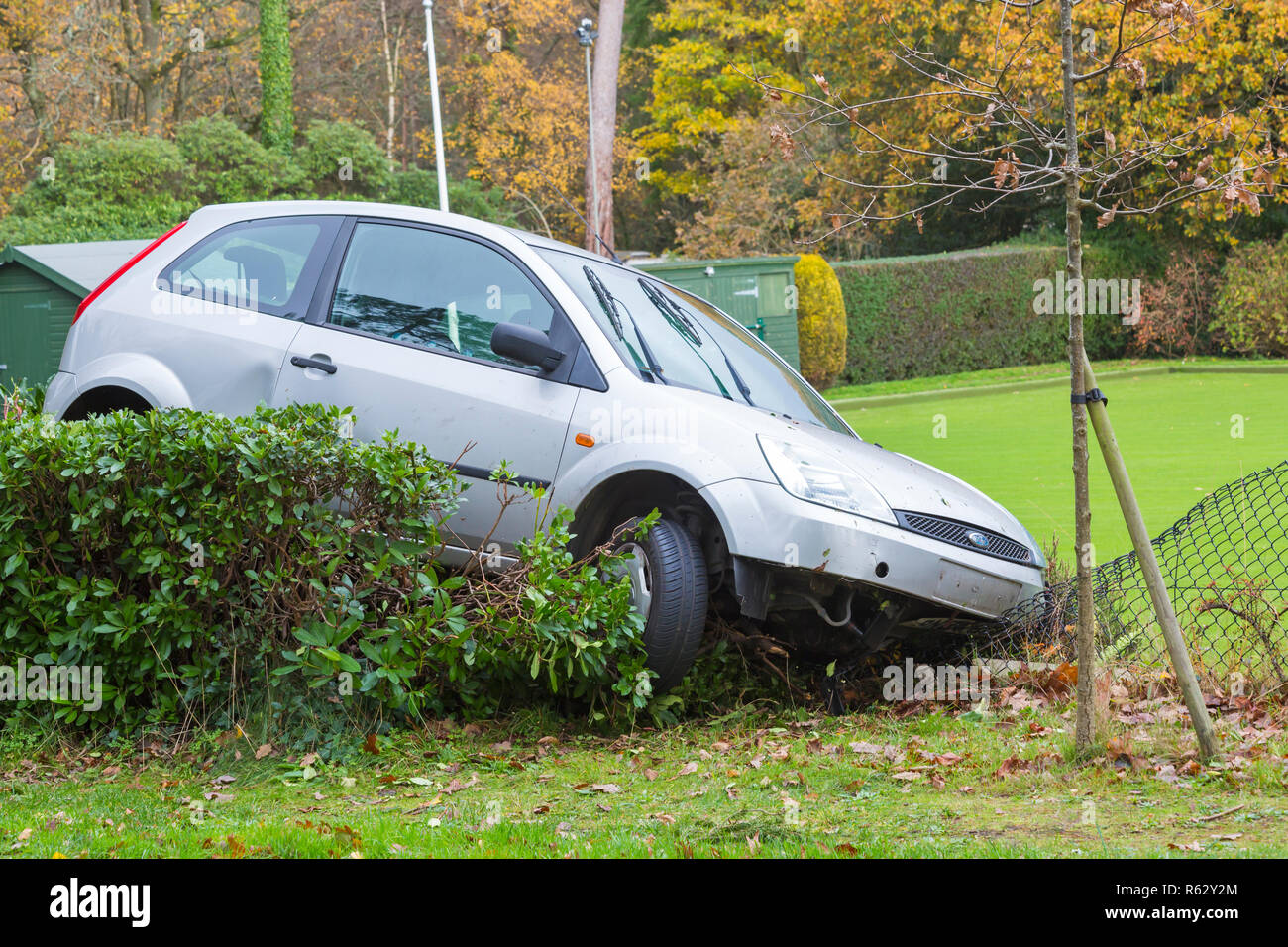 Poole, Dorset, Großbritannien. 3 Dez, 2018. Eine schlechte wenig Parkplätze in Poole! Ford Fiesta Finesse silver Auto landet auf durch die Hecke Zaun zu beschädigen. Credit: Carolyn Jenkins/Alamy leben Nachrichten Stockfoto