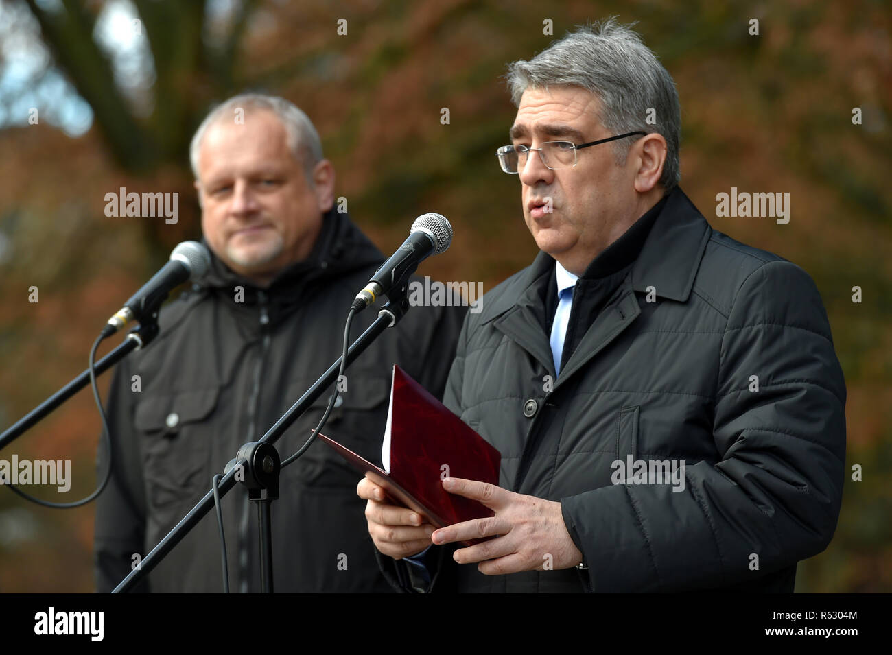 Sokolov, Tschechische Republik. 03 Dez, 2018. Alexander Zmeyevskiy (rechts), der russische Botschafter in der Tschechischen Republik, besucht eine Entdeckung der Gedenktafeln mit den Namen der sowjetischen Soldaten in einer frommen auf das Massengrab von sowjetischen Soldaten in Sokolov, Tschechische Republik, am 3. Dezember 2018. Credit: Goran Kubes/CTK Photo/Alamy leben Nachrichten Stockfoto