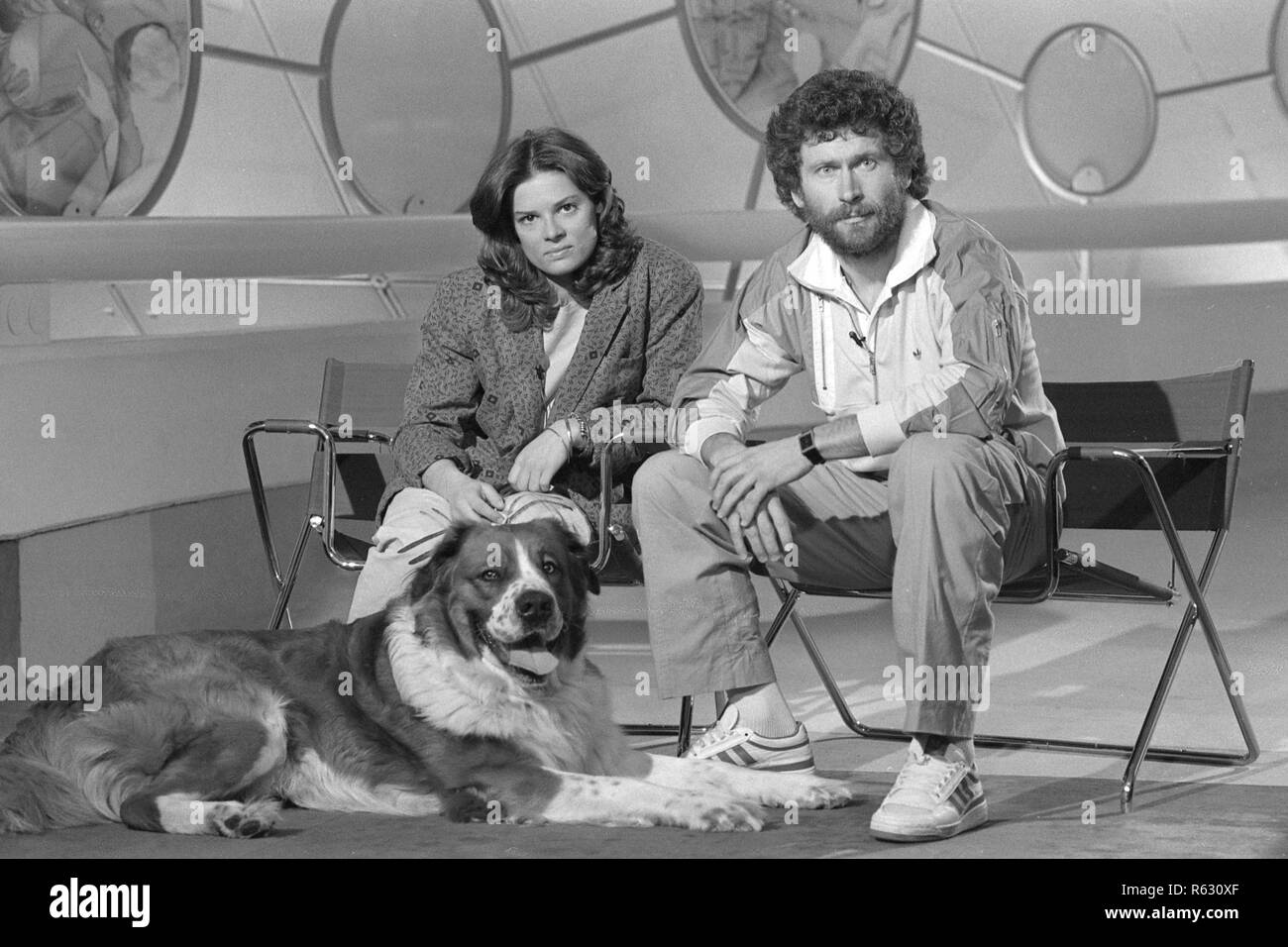 Stefanie TUECKING, Deutschland, TV-Moderatorin, Paul Breitner,  Fußballspieler, FC Bayern München, und Hund Barry, Bernhardiner, hier im  Studio der TV Programm 'Musicbox', SW-Aufnahme, 11.03.1985 in München |  Verwendung weltweit Stockfotografie - Alamy